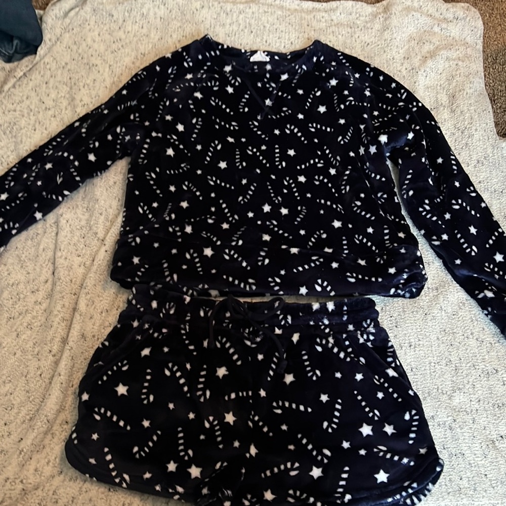 size medium extremely soft and fuzzy pajama set